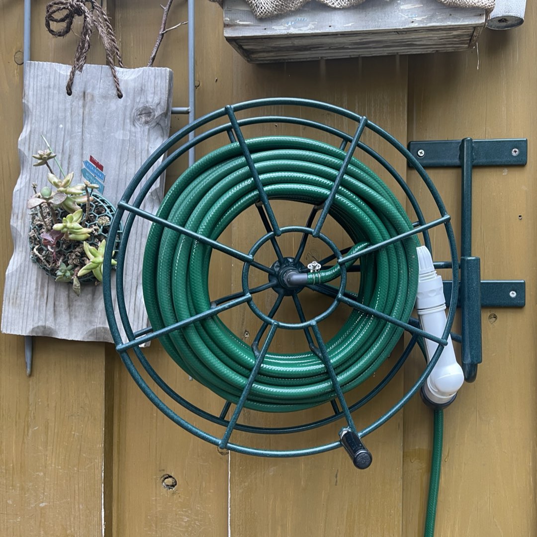 ホースリール | 株式会社 三樂 SUNPOW ホースリール 自動巻き取り 散水ホース リトラクタブル 壁掛式ポータブルホースリール ガーデンホース収納 完璧な整理と収納 解決策 住宅庭園用 (ステンレスパイプ収納ラック)